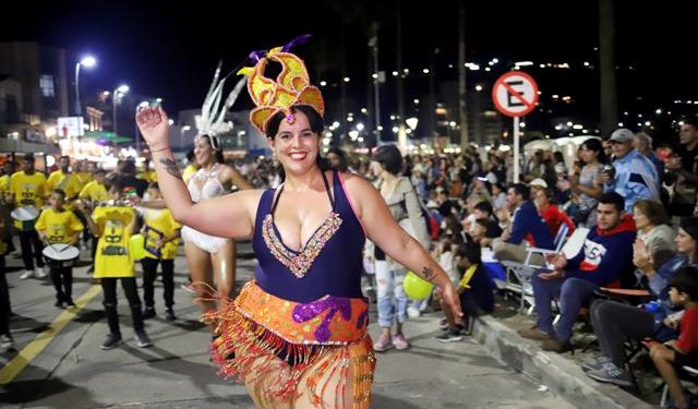 Al compás del tamboril: Desfile oficial de Carnaval en Pan de Azúcar termina con gran baile en la plaza!