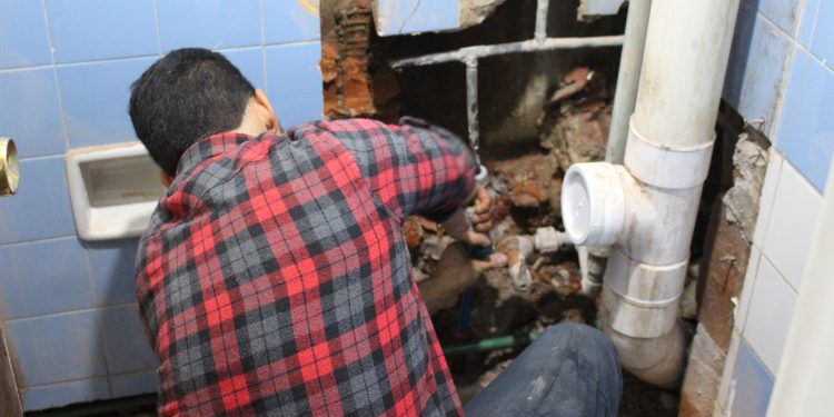 Intendencia de Maldonado moderniza baños en el edificio comunal; inversión ronda los 100 mil dólares