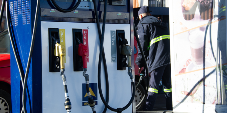 Combustibles: desde esta medianoche rige nuevo precio de la nafta y el gasoil