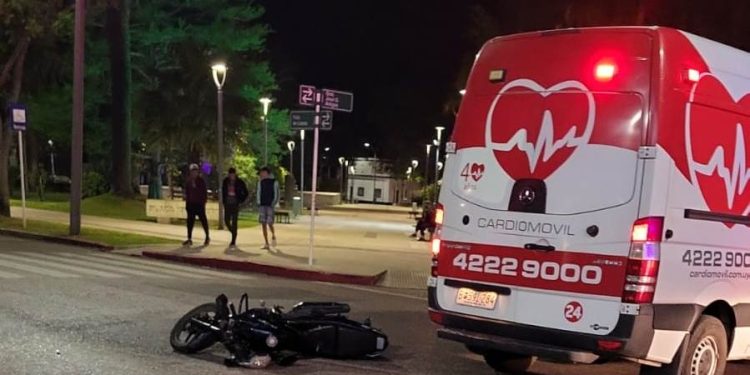 Pan de Azúcar: chocaron camioneta y moto en Lizarza y Artigas; motociclista lesionado