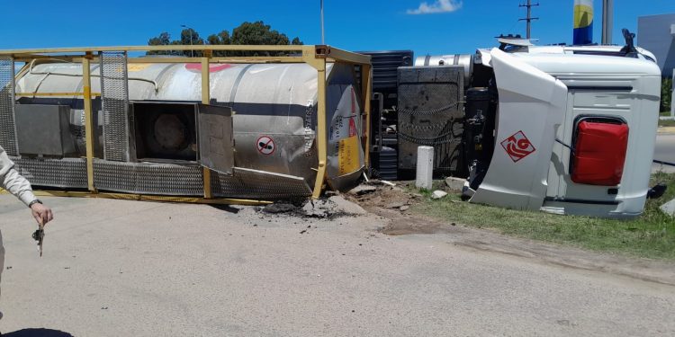 Volcó camión cargado con ácido sulfúrico en Florida; ayer falleció un motociclista en Montevideo