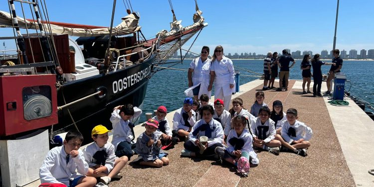 La expedición Darwin200 llegó a Punta del Este y recibió la visita de las Escuelas 31 y 47 de Pan de Azúcar