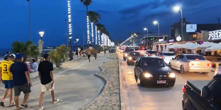 Verano a «full» en Piriápolis! Enteráte el promedio de vehículos que transitaron por la rambla en los primeros días de enero