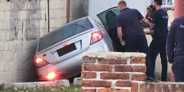 Pan de Azúcar: Siniestro de tránsito en parque Zorrilla; personal de Bomberos trabaja para rescatar al conductor