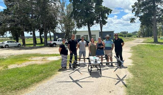 Tecnología de punta en educación y producción: UTU adquirió el primer dron agrícola para las escuelas agrarias del país