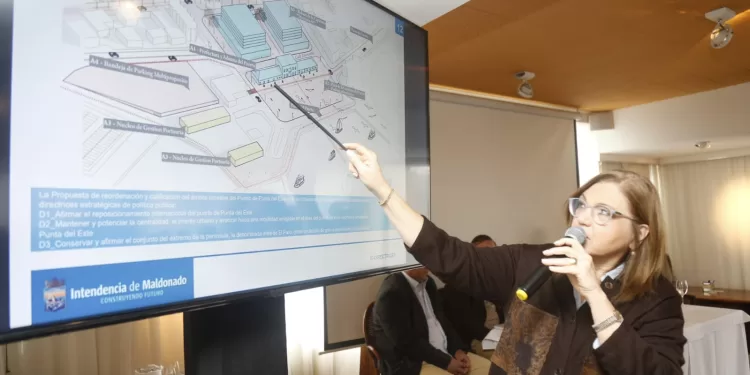 Punta del Este: como una idea de transformación revolucionaria Antía presentó proyecto que cambiará zona portuaria y Falero aspira a que el año electoral no lo impida