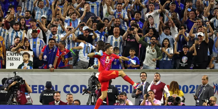 Con Dibu Martínez como héroe, Argentina gana por penales a Ecuador y se mete en semifinales de la Copa América