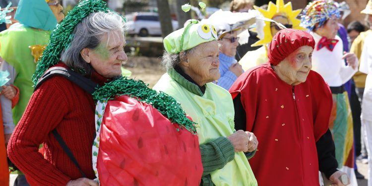 Agrupaciones de personas mayores festejaron la Fiesta de la Primavera