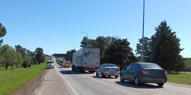 Aglomeración de vehículos en puente Gral. San Martín para cruzar a Argentina