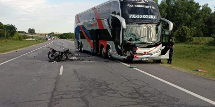 Choque frontal entre moto y ómnibus deja un hombre fallecido; los 60 pasajeros del bus resultaron ilesos