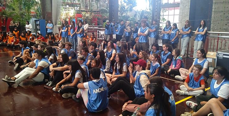 El liceo de Punta del Este se subió a la muralla