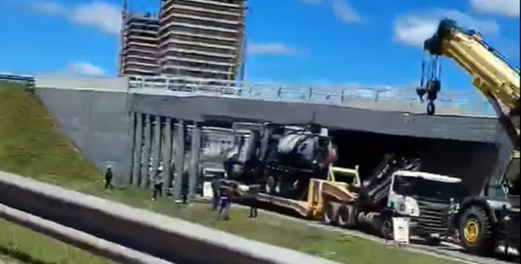 Error de cálculo: camión de Ancap que venía para el arroyo Solís Grande por la perdida de hidrocarburos chocó contra un puente en Montevideo