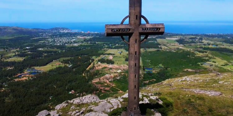 Piriápolis: expertos realizaron una evaluación técnica de la cruz del cerro Pan de Azúcar
