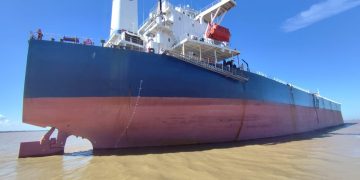 Buque de bandera Islas Marshall zafa de varadura en el Canal Martín García tras operativo coordinado