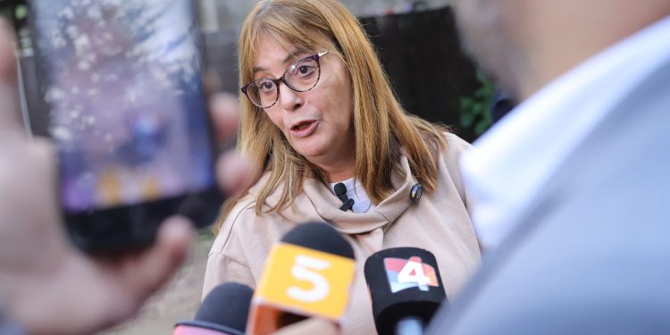 Ministra Cairo admite irregularidades en sus viviendas y promete regularización