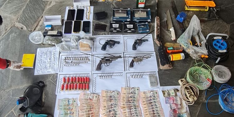 Operativo policial en La Capuera: incautan armas, drogas y dinero; dos detenidos