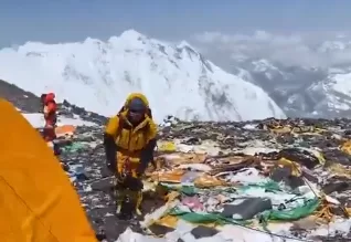 El Everest, cima del mundo, sepultado bajo toneladas de basura, incluidas 12 toneladas de excremento humano