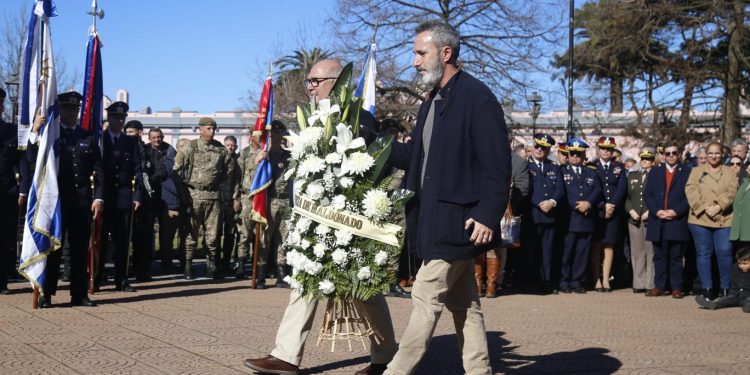 Abella vivió con emoción su primer acto patrio como intendente; mirá la galería de fotos