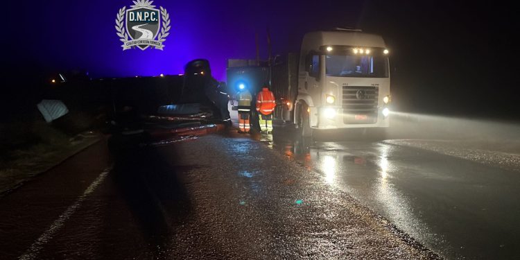 Camión vuelca zorra y bloquea Ruta 41: sin heridos