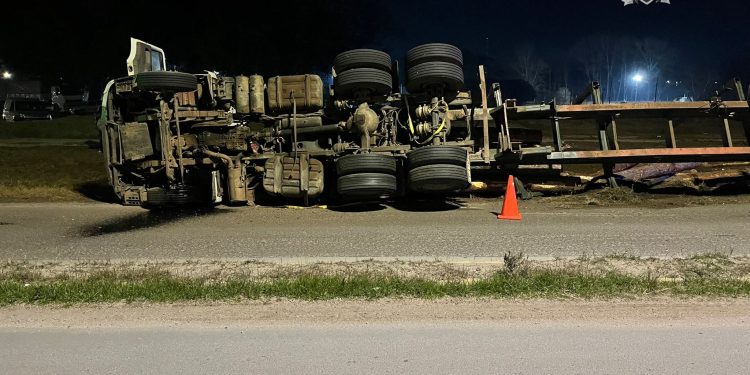 Camión forestal despistó y volcó en Ruta 5 Florida