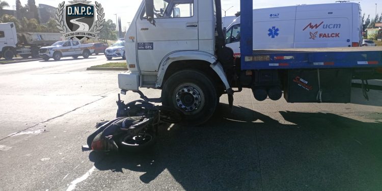 Siniestro grave en la intersección de rutas 8 y 102: dos motociclistas politraumatizados