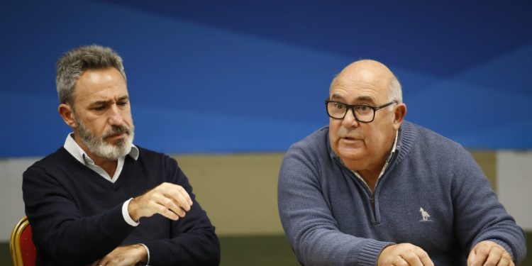 Intendente Abella y secretario general participan de la mesa de asociaciones vecinales de la costa de Maldonado.