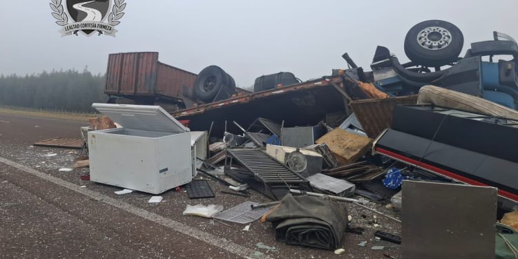 Otro siniestro protagonizado por un camión: vuelco en Ruta 5, Tacuarembó