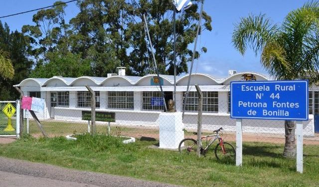 Alumnos de la Escuela Nº 44 reconstruyen la historia de su centro educativo y convocan a exalumnos y docentes