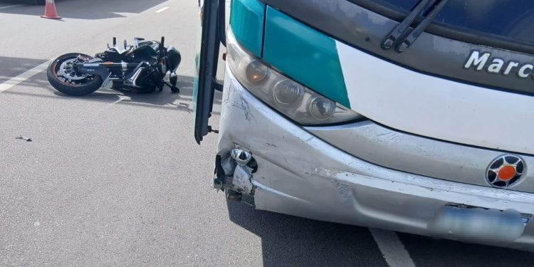 Siniestro fatal en Montevideo: fallece motociclista tras colisión con ómnibus