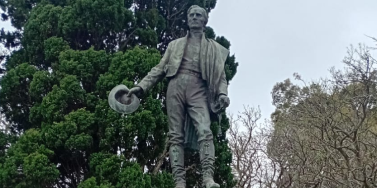 El Municipio de Piriápolis rindió homenaje al Bicentenario de la Batalla de Sarandí con ofrenda floral a Artigas