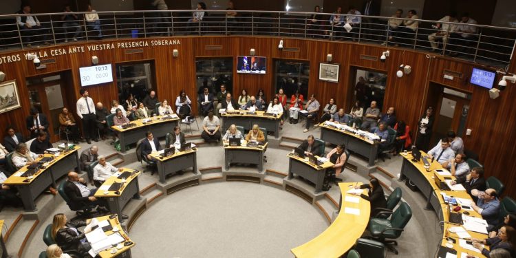 Villegas calificó de inédito que se apruebe un presupuesto departamental antes de los 100 días de gobierno