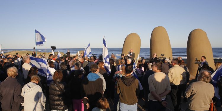 Abella acompañó ceremonia por la paz organizada por la comunidad israelita en Punta del Este