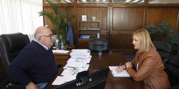 Abella recibió a inspectora de Primaria que realizó planteos sobre escuelas de Punta Colorada y Playa Verde, pidiendo un predio para futura escuela en Punta Negra