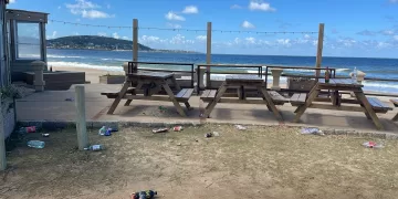 Vecinos denuncian destrozos y suciedad tras reunión de jóvenes en plaza Armenia