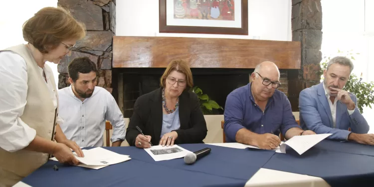 Comodato con UTU: gobiernos nacional y departamental deben estar “codo a codo para beneficio de nuestra gente”