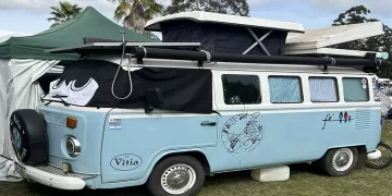 Kombis y motorhomes acampan en San Carlos