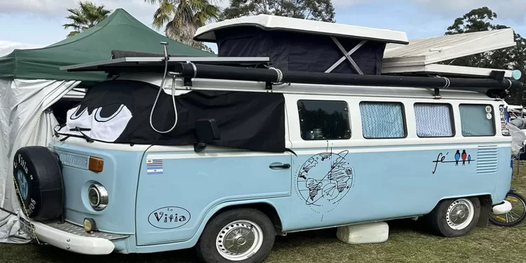 Kombis y motorhomes acampan en San Carlos