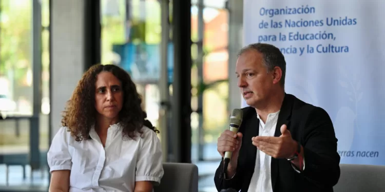 MEC, UNESCO y CEIBAL reflexionan sobre el rol de Inteligencia Artificial en la educación