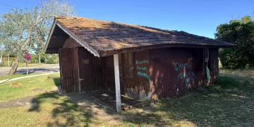 Fueron demolidas cabañas que eran usurpadas en La Barra y que se encontraban linderas a dos centros de estudios