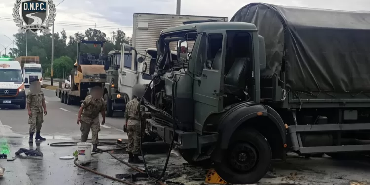 Chocaron dos camiones y un ómnibus en Ruta 102 con el saldo de 4 personas lesionadas, una de gravedad