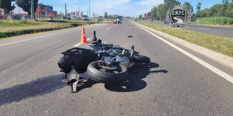 Siniestro fatal en Ruta 101: colisión entre dos motos dejó un fallecido y un herido grave